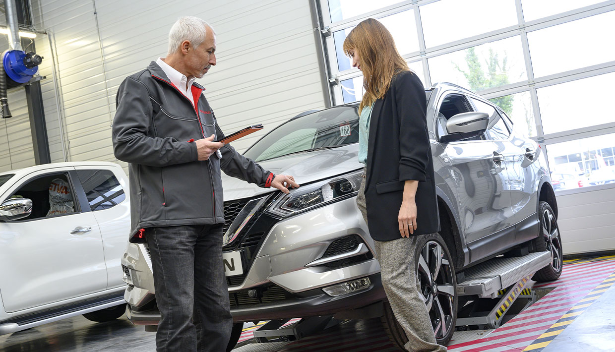 Cliente et personnel Nissan en atelier