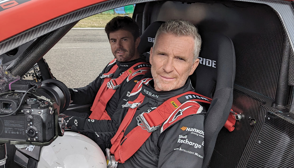 Denis Brogniart défie Nissan sur circuit dans la Nissan Leaf Nismo