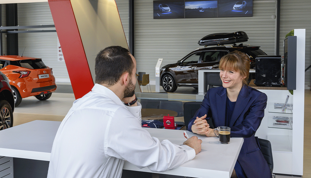 Concession Nissan - Recruteur et une femme candidate