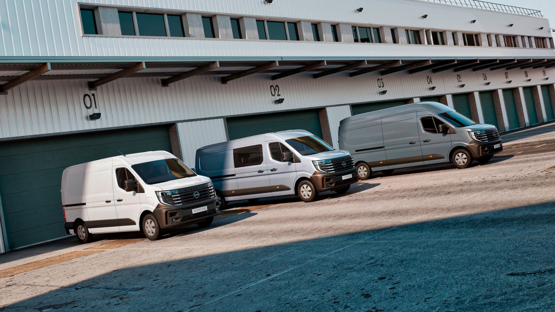 Nissan INTERSTAR fourgons et conversions garés devant des panneaux solaires