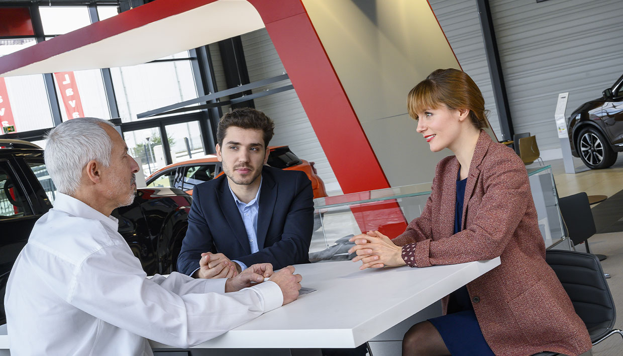Concessionnaire Nissan discutant avec des clients